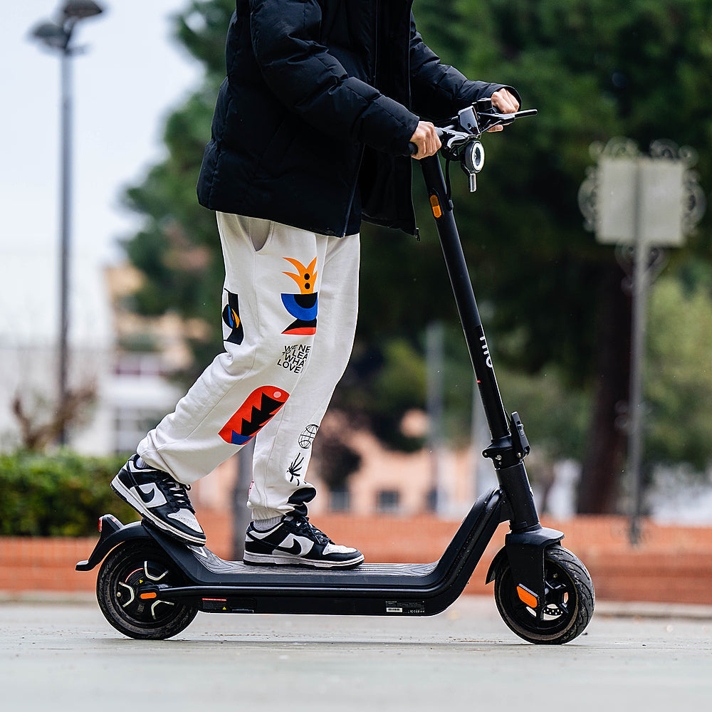 NIU – KQi3 Pro Foldable Electric Kick Scooter w/ 31 mi Max Operating Range & 20 mph Max Speed – Black